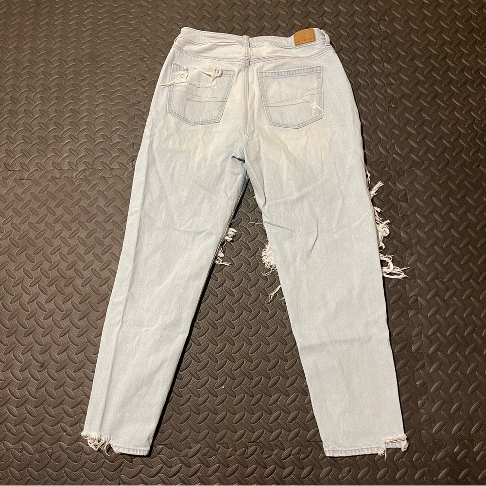American Eagle Outfitters Light Wash Ripped Mom Jeans size 8 - Picture 2 of 6